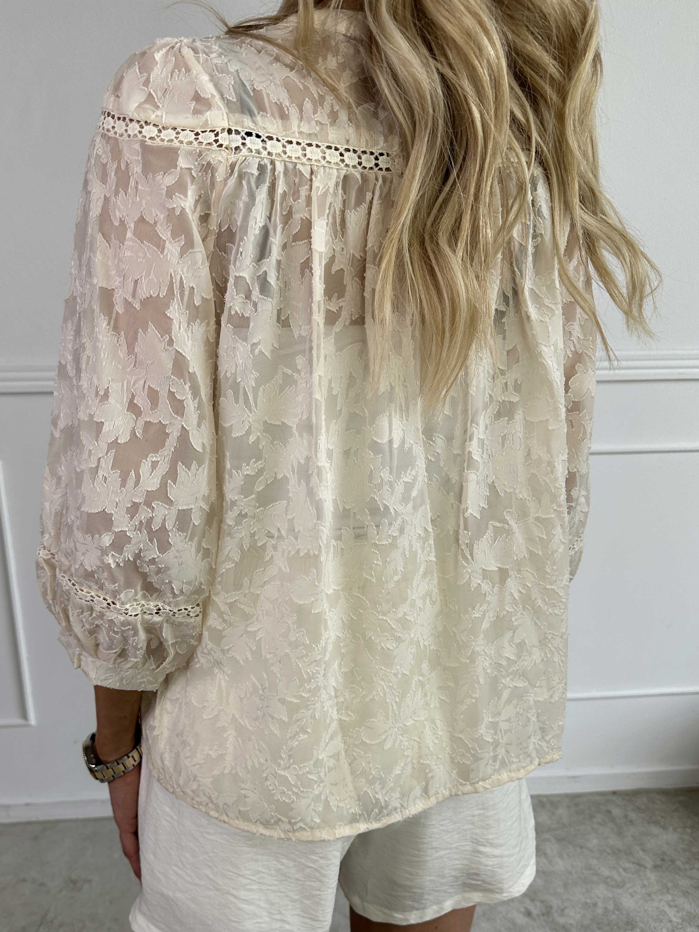 Brienne - Sød blondetunika med broderinger